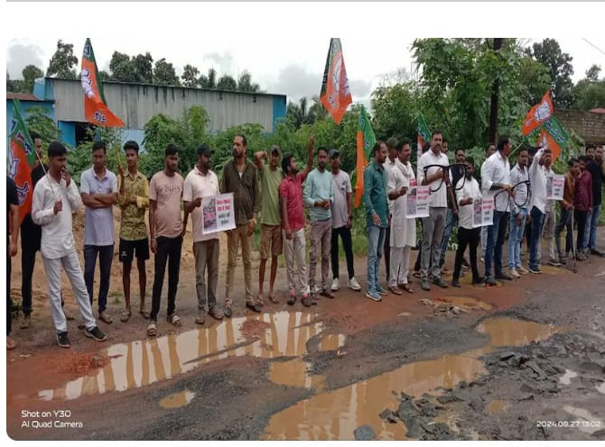 अंबिकापुर सड़क बदहाली पर चढा सियासी रंग ,कल सड़क पर निकले टीएस सिंहदेव तो आज भाजयुमों ने किया चश्मा भेंट